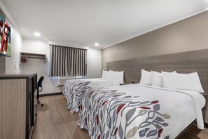 Desk, blackout drapes, iron/ironing board, free cribs/infant beds - Red Roof Inn Suffolk (Suffolk)