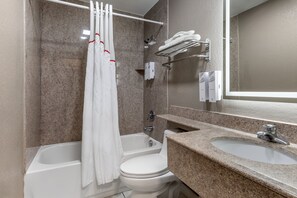 Combined shower/bathtub, towels