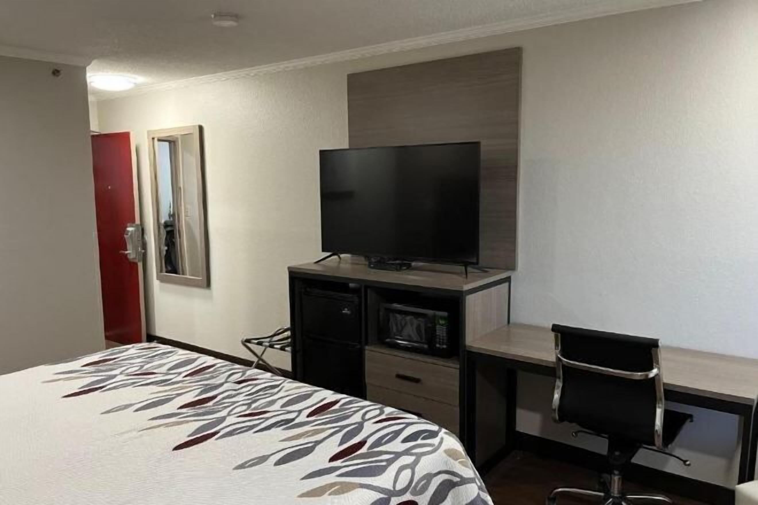 책상, 암막 커튼, 다리미/다리미판, 무료 유아용 침대