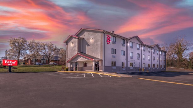 A Red Roof Inn with a parking lot in front. - Red Roof Inn Suffolk (Suffolk)