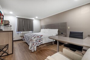 Escrivaninha, cortinas blackout, ferros/tábuas de passar roupa