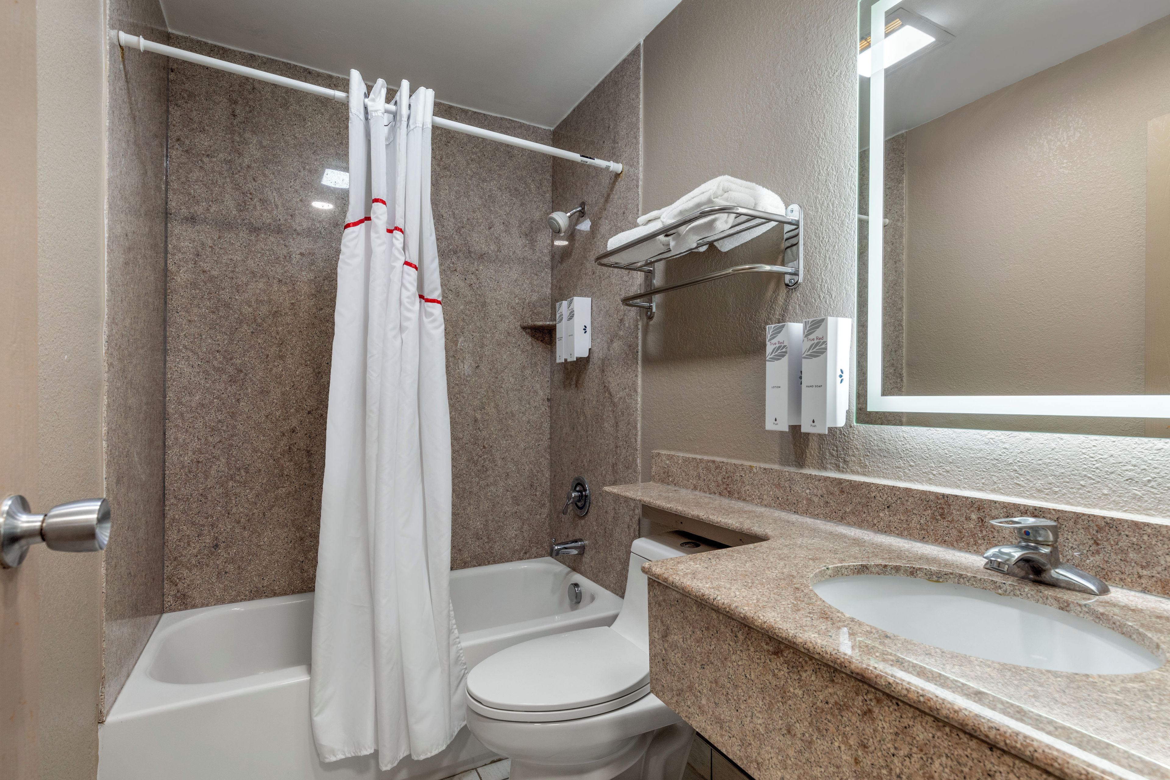 Une salle de bain avec une baignoire, des toilettes et un lavabo.