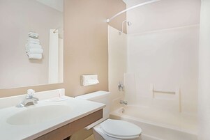 Combined shower/tub, free toiletries, towels