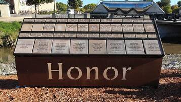 Un monumento con nomi incisi e un cartello con la scritta 'Honor'.