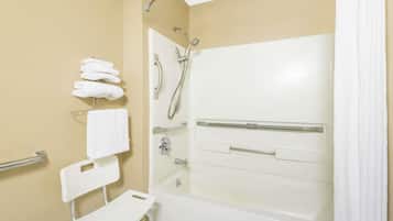 Combined shower/bathtub, hair dryer, towels