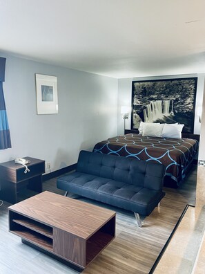 Desk, laptop workspace, iron/ironing board, free cribs/infant beds - Super 8 by Wyndham Corbin/London KY (Corbin)