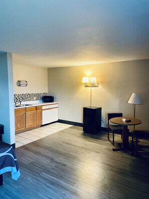 Efficiency, 2 Double Beds XL, Non Smoking | Desk, laptop workspace, iron/ironing board, free cots/infant beds
