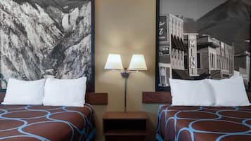 Escritorio, cortinas blackout y tabla de planchar con plancha