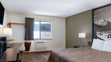 Escrivaninha, cortinas blackout, ferros/tábuas de passar roupa