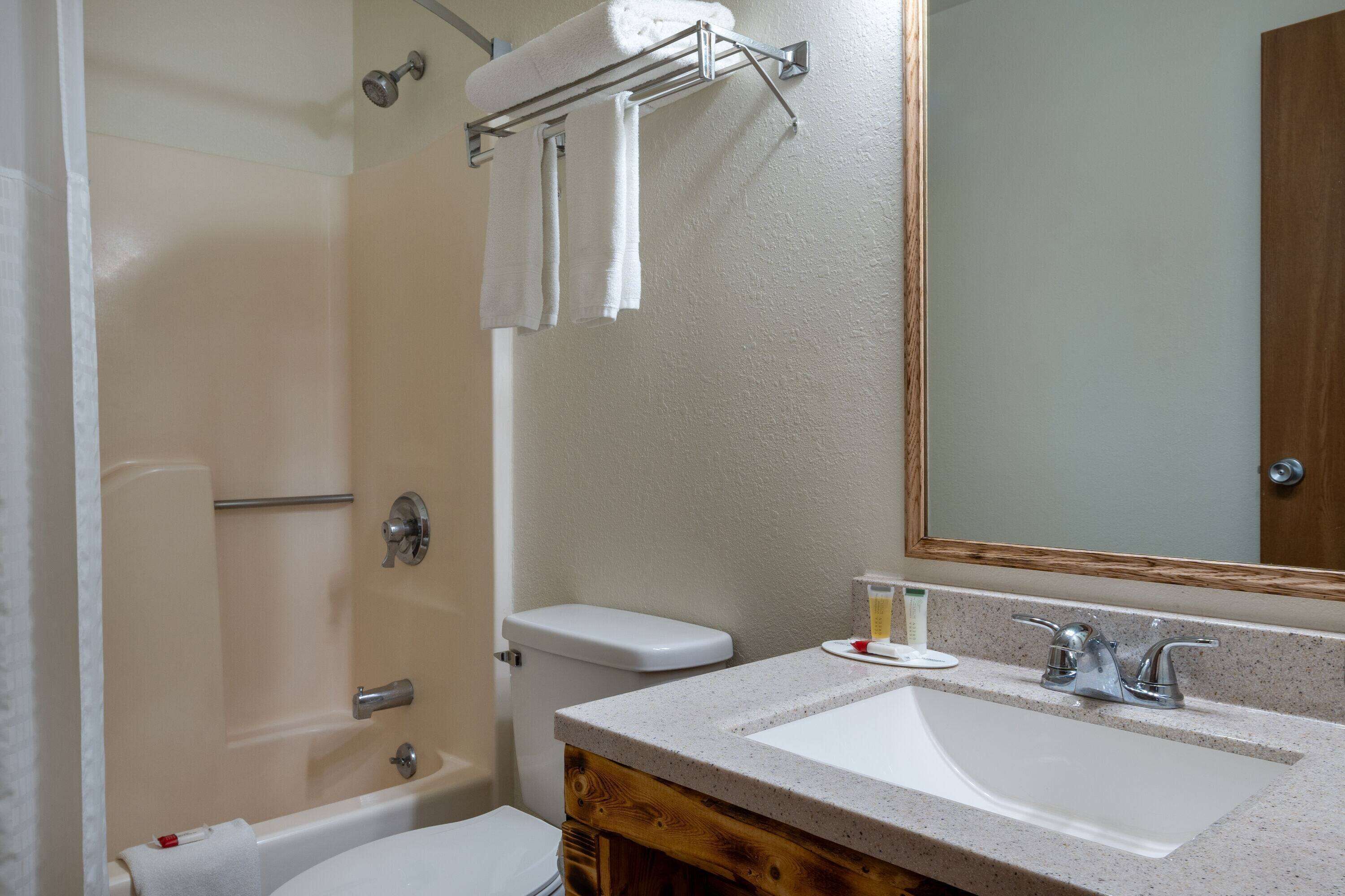 Un baño con bañera, inodoro y lavamanos.