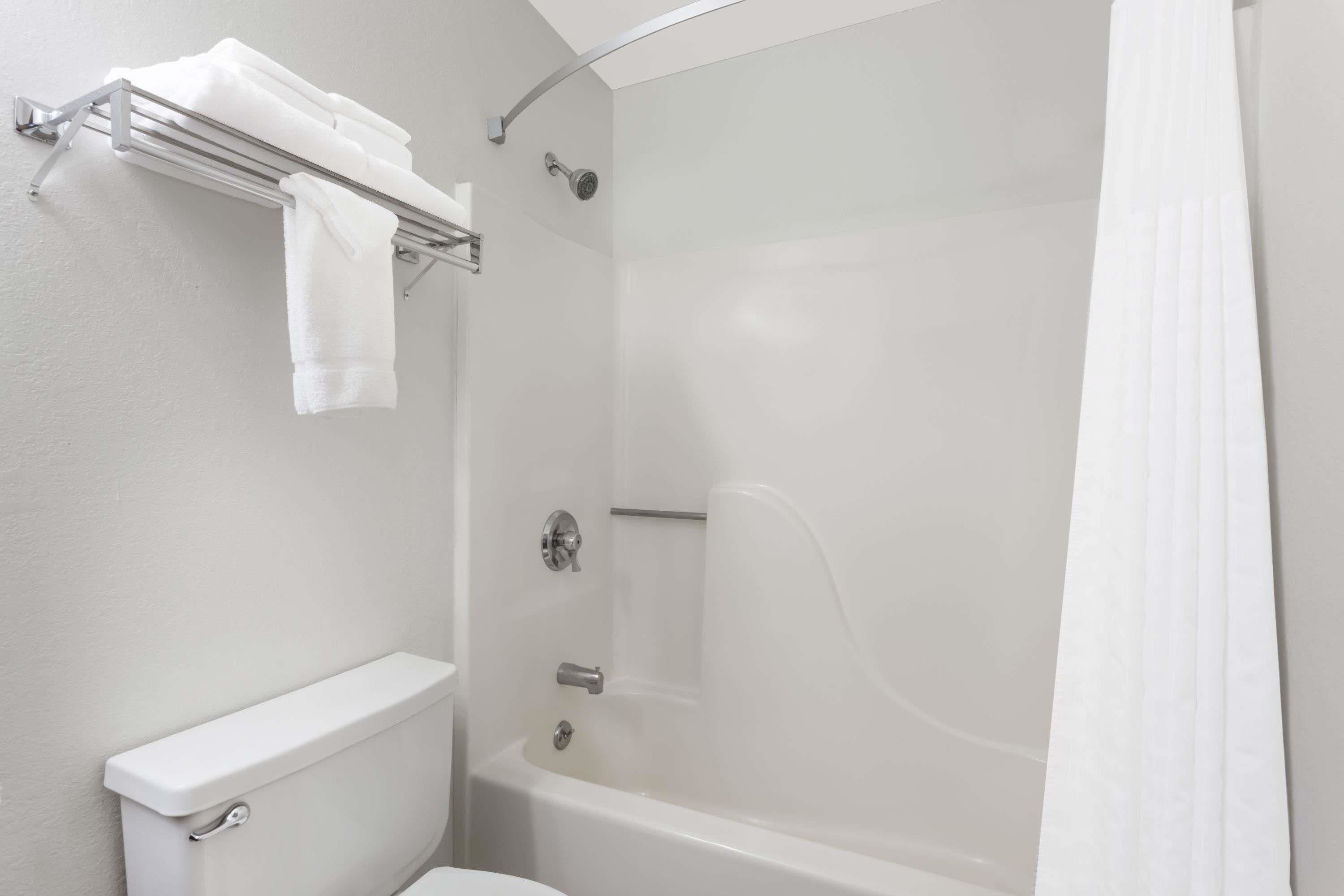 Standardværelse - 1 queensize-seng | Badeværelse | Kombination af bruser/badekar, gratis toiletartikler, hårtørrer