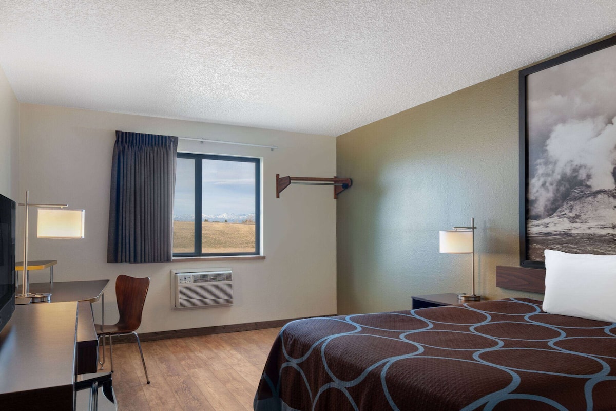 Kamer, 1 queensize bed, toegankelijk voor mindervaliden, niet-roken (Mobility Accessible) | Een bureau, verduisterende gordijnen, een strijkplank/strijkijzer