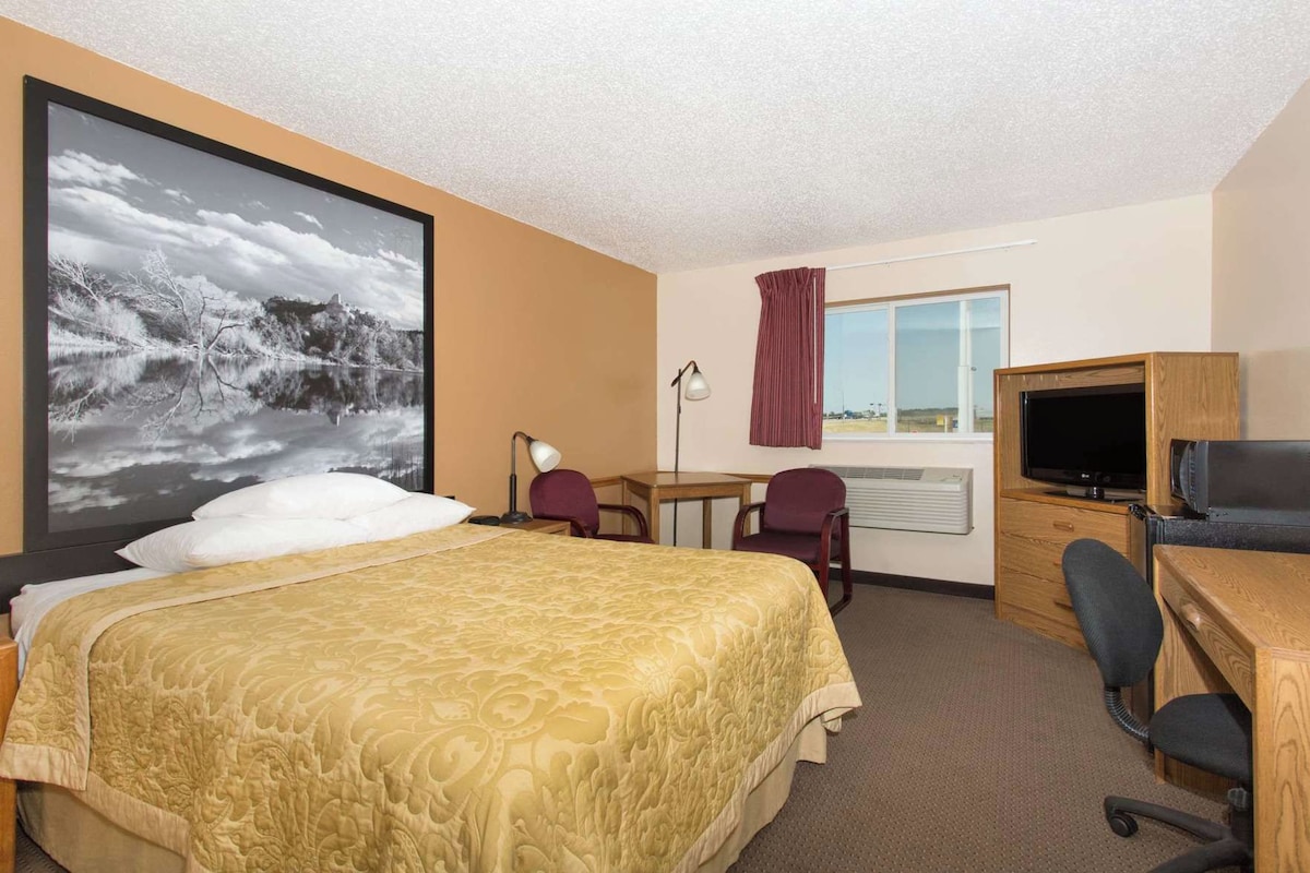 1 bedroom, desk, blackout drapes, WiFi (free)