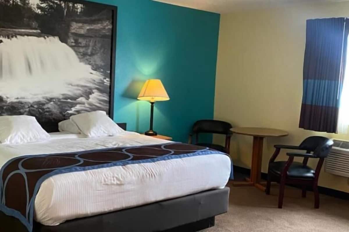 1 bedroom, desk, blackout curtains, free WiFi