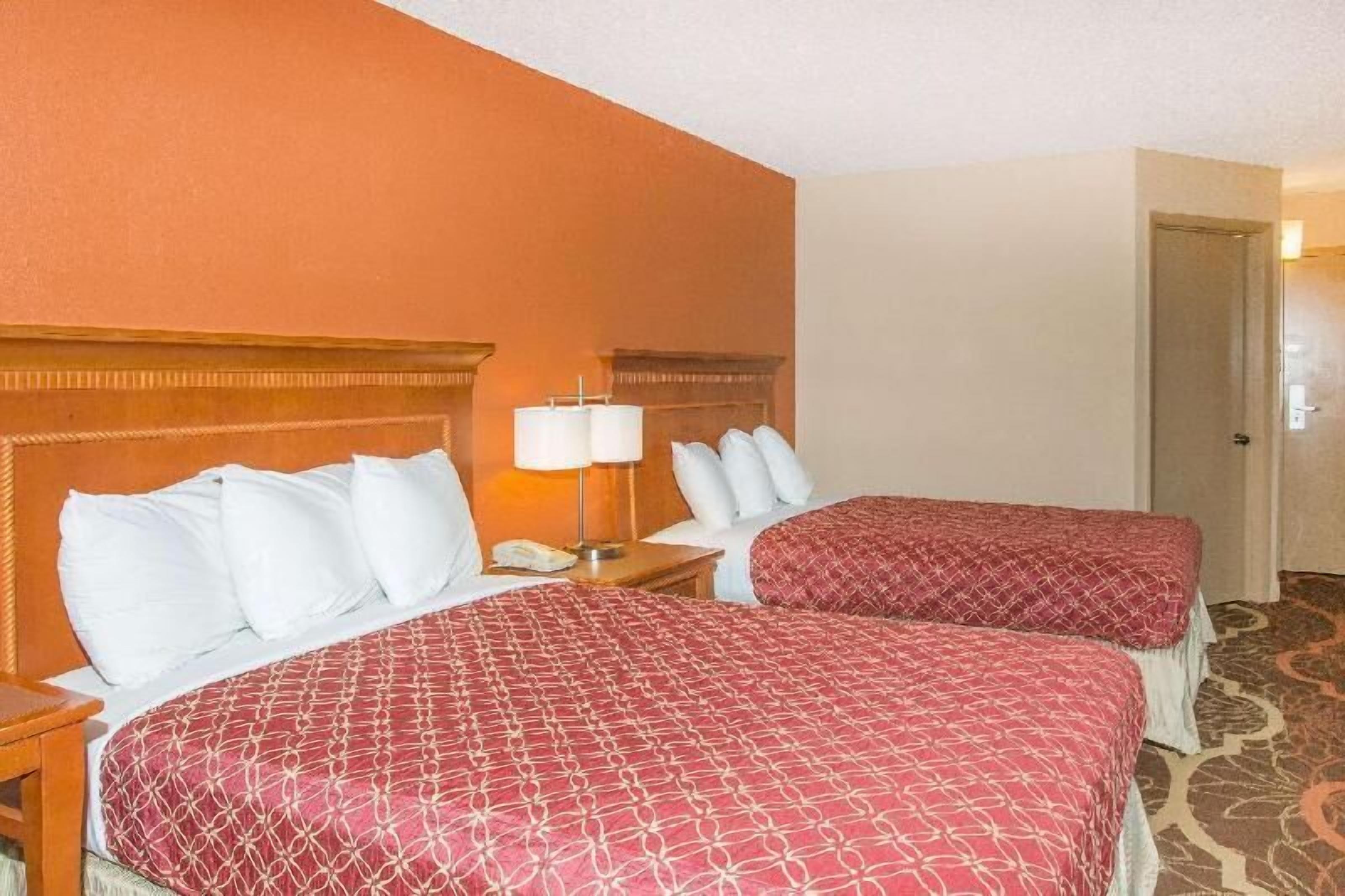 Ropa de cama de alta calidad y caja de seguridad en la habitación 