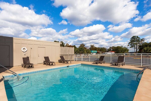 Seasonal outdoor pool - Super 8 by Wyndham Myrtle Beach/Market Common Area (Myrtle Beach)