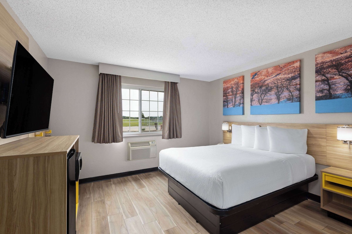 Room, 1 Queen Bed, Accessible, Non Smoking (First Floor) | Premium bedding, pillowtop beds, blackout drapes, iron/ironing board