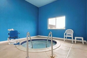 Indoor pool - Days Inn by Wyndham Miami (Miami)