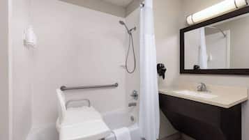 Un baño moderno con bañera, ducha y lavabo.