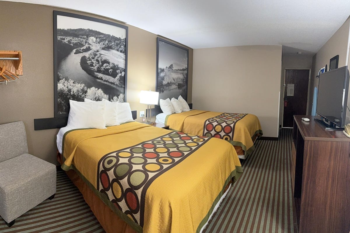 Tabla de planchar con plancha, wifi gratis y ropa de cama