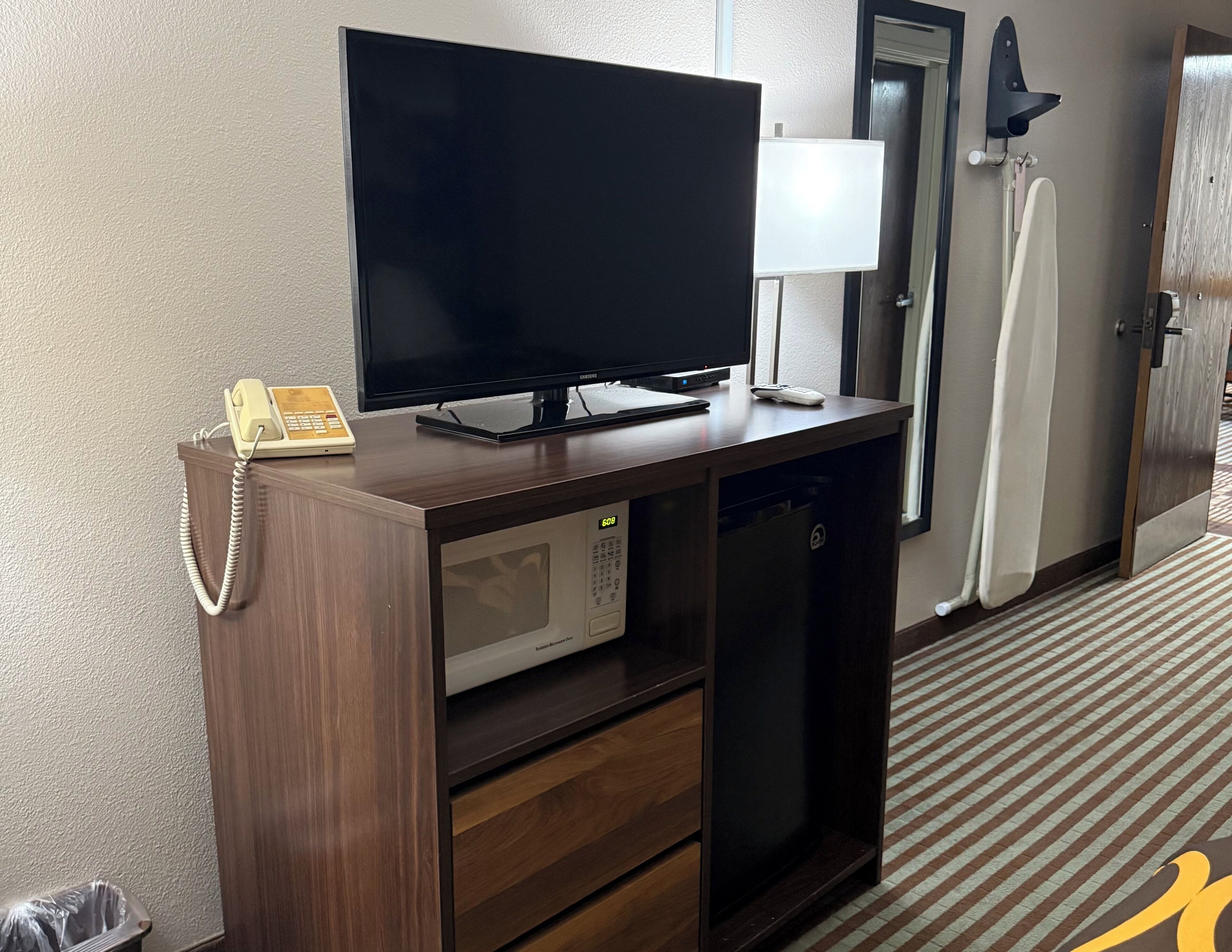 Escritorio, cortinas blackout y tabla de planchar con plancha 