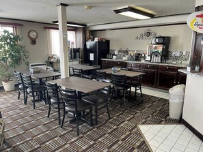 Free daily continental breakfast - Mid Rest Inn Lexington NE I-80 (Lexington)