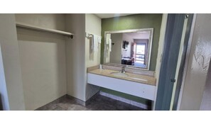 Combined shower/bathtub, free toiletries, hair dryer, towels - Best Way Inn Oklahoma City South I-35 (Oklahoma City)
