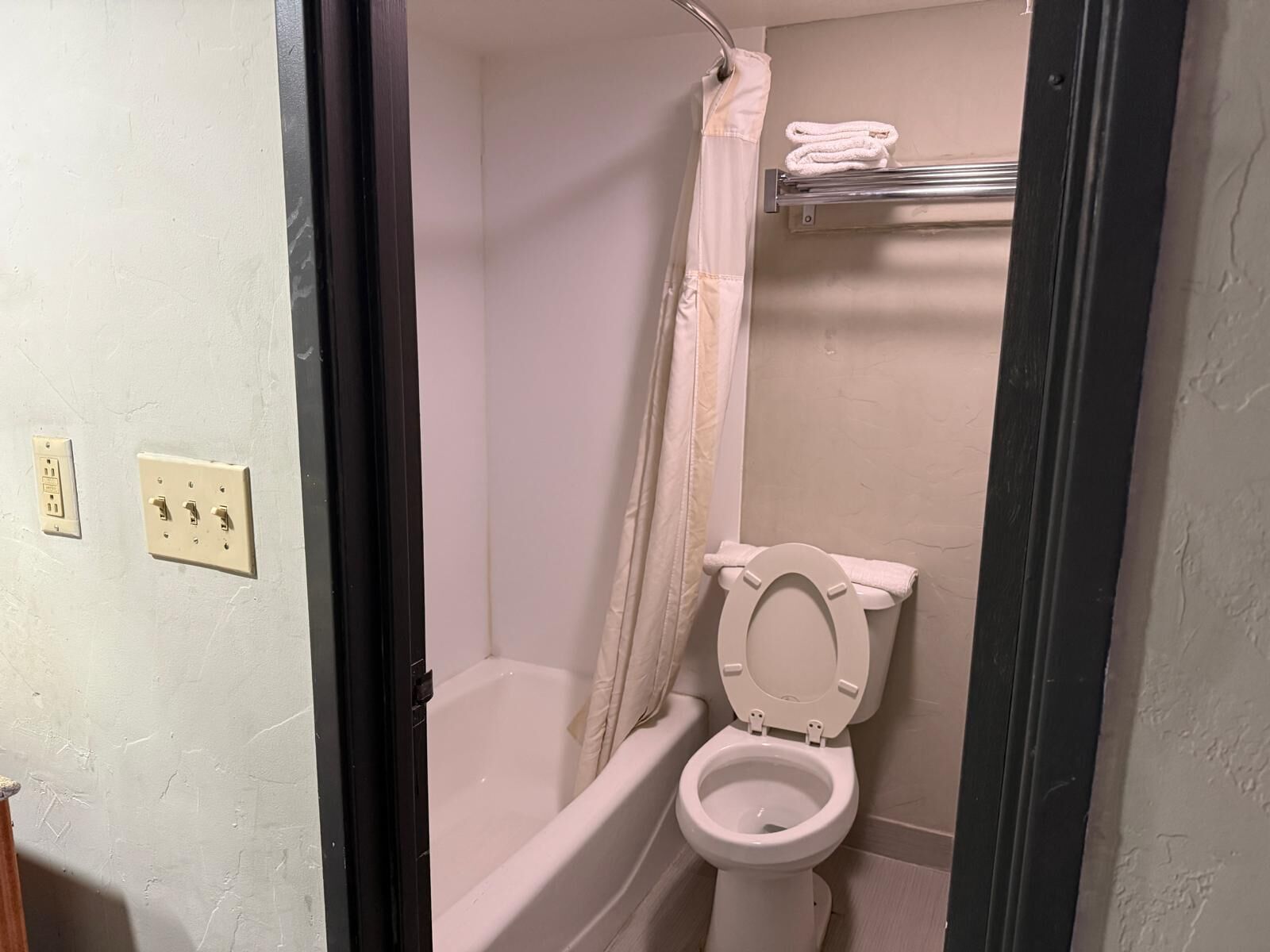 Een bad/douchecombinatie, gratis toiletartikelen, een haardroger