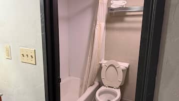 Een bad/douchecombinatie, gratis toiletartikelen, een haardroger