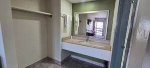 Bathroom - Best Way Inn Oklahoma City South I-35 (Oklahoma City)