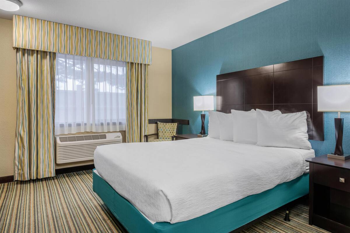 Zimmer, 1 Queen-Bett, barrierefrei | Hochwertige Bettwaren, Daunenbettdecken, Pillowtop-Betten, Schreibtisch