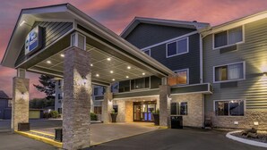 Un hôtel doté d’une entrée couverte, de nombreuses fenêtres et d’une enseigne indiquant qu’il fait partie de la chaîne Best Western.