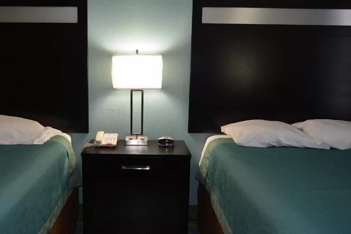 Escritorio, espacio para trabajar con laptop y cortinas blackout