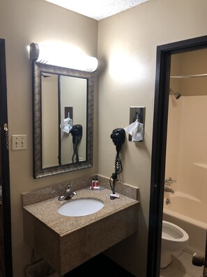 Combined shower/tub, free toiletries, hair dryer, towels - Super 8 by Wyndham Natchitoches (Natchitoches)