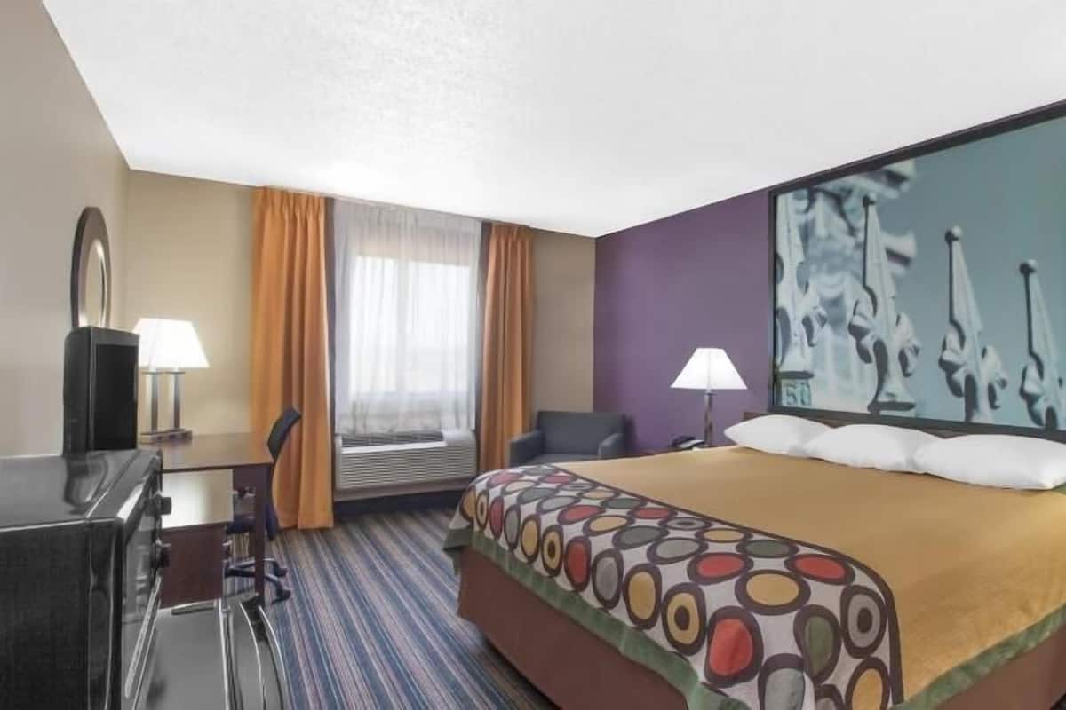 Schreibtisch, Bügeleisen/Bügelbrett, Babybetten, Zustellbetten