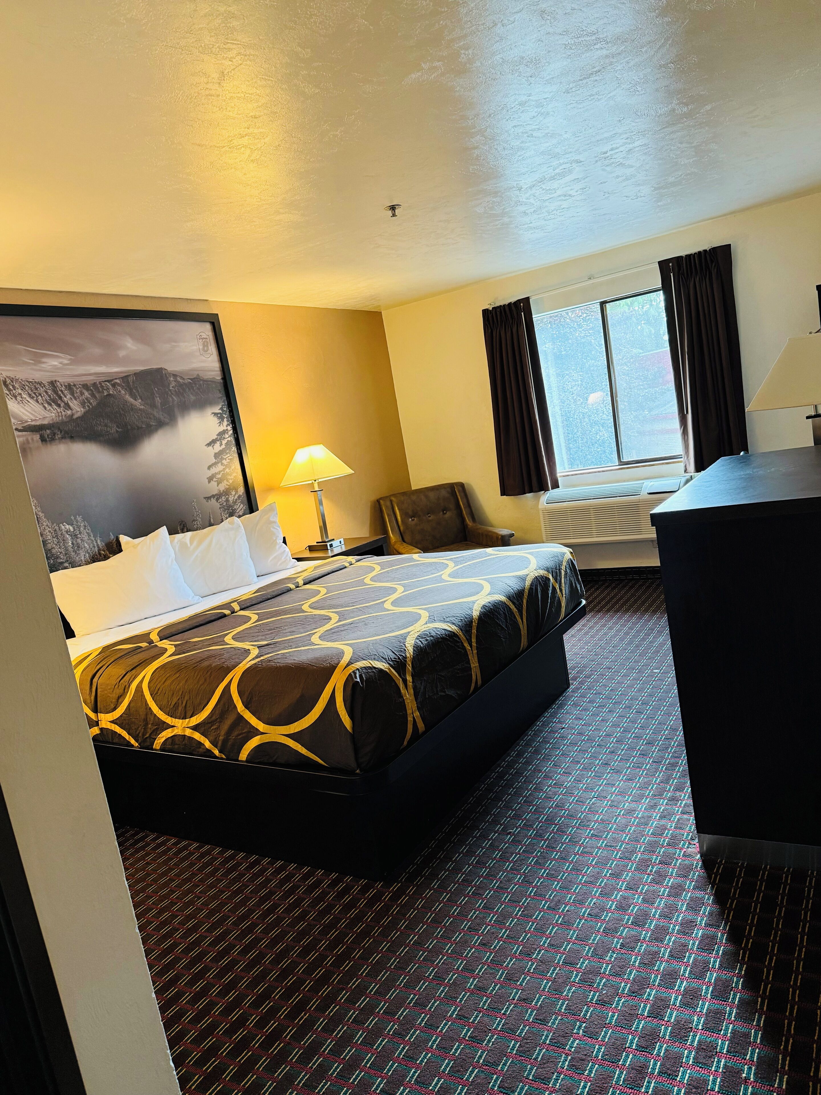 Standard Room, 1 King Bed | In-room safe, desk, blackout drapes, iron/ironing board