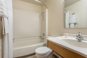 Amenidades de baño gratuitas, secadora de cabello, toallas