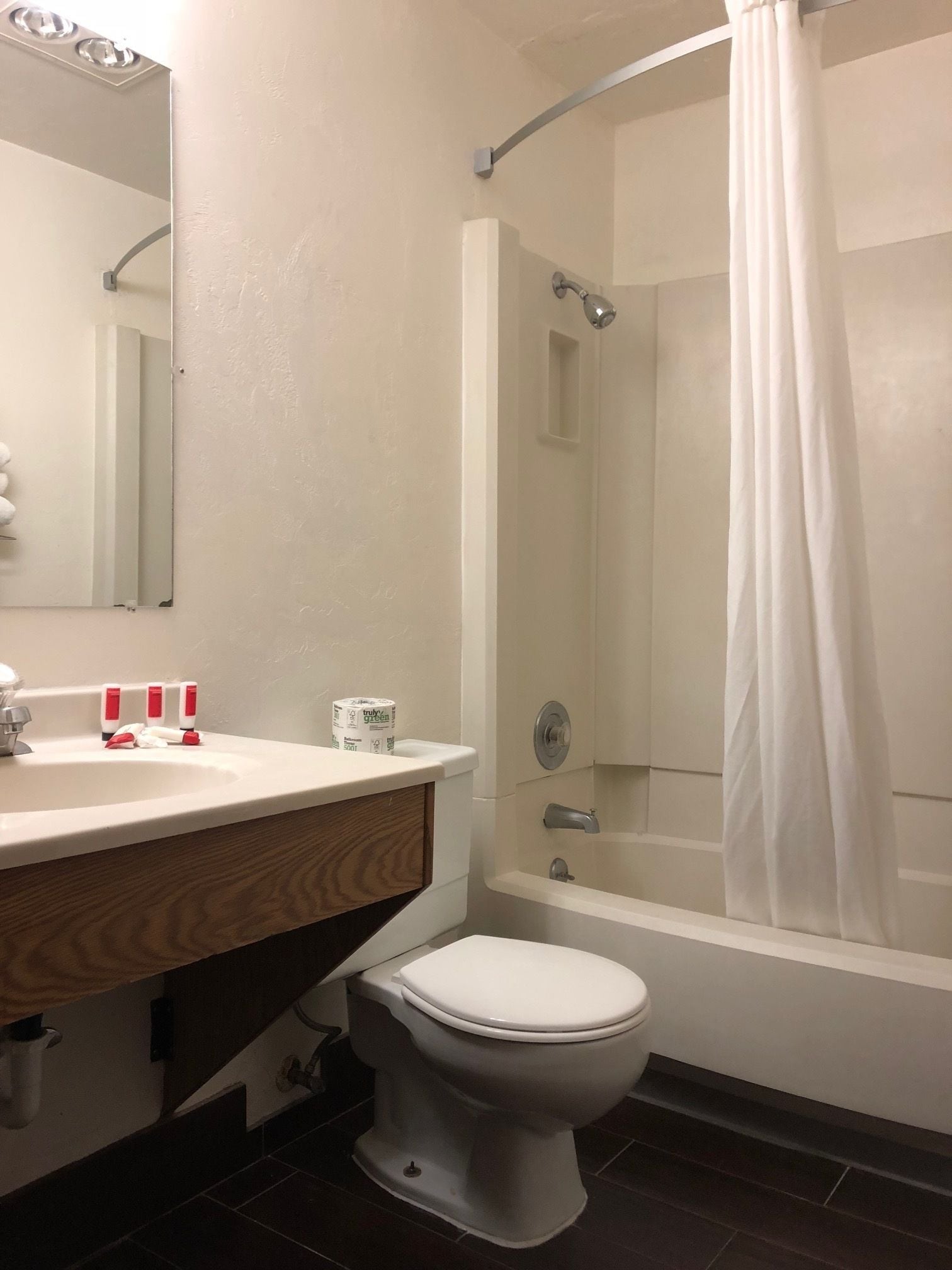 Un baño con lavamanos, inodoro y bañera blancos.