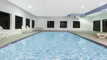 Kolam renang indoor