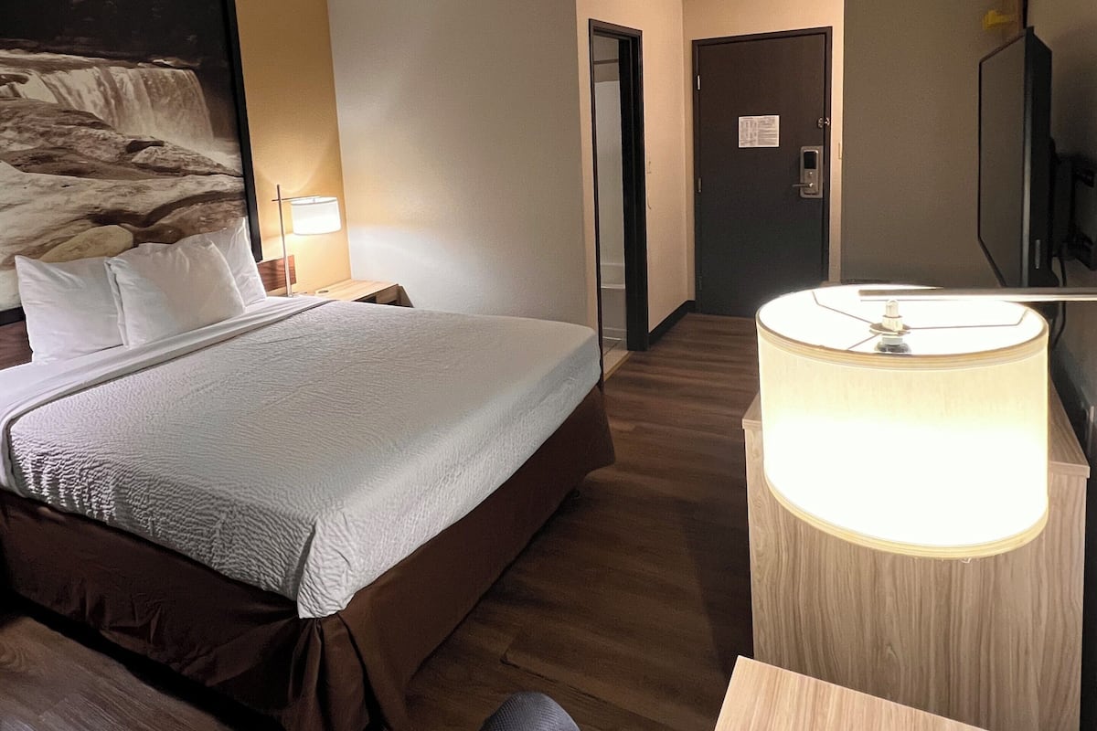 Een bureau, een strijkplank/strijkijzer, gratis babybedden, extra bedden