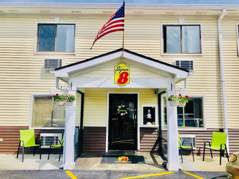 Super 8 by Wyndham Radcliff Ft. Knox Area, Louisville: Hotel