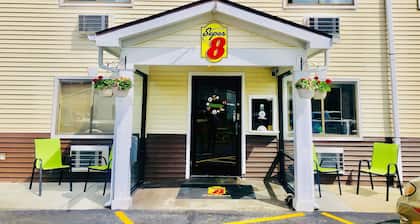 Super 8 by Wyndham Radcliff Ft. Knox Area