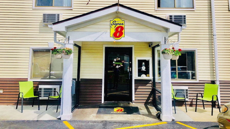 Super 8 by Wyndham Radcliff Ft. Knox Area