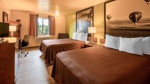 Habitación estándar, 2 camas de matrimonio, no fumadores, frigorífico y microondas | Escritorio, espacio para trabajar con un portátil, cortinas opacas
