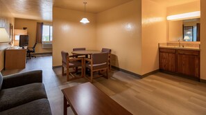 Suite, 1 Queen-Bett, Nichtraucher, Kühlschrank und Mikrowelle (Separate Living Room;with Sofabed) | Schreibtisch, laptopgeeigneter Arbeitsplatz, Verdunkelungsvorhänge