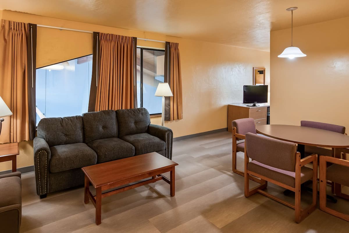 Suite, 1 Queen-Bett, Nichtraucher, Kühlschrank und Mikrowelle (Separate Living Room;with Sofabed)