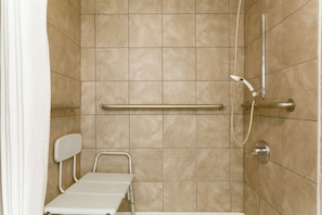 Ensemble baignoire-douche, articles de toilette (gratuits)