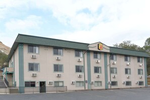 Guests can enjoy a convenient stay at this motel with air conditioning, parking, and an entrance.