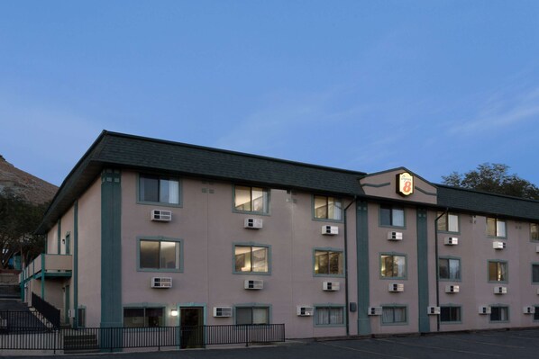 Experience the comfort of a home away from home at this welcoming hotel, featuring a convenient entrance and well-lit rooms.