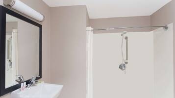 ฝักบัวในอ่างอาบน้ำ, ของใช้ในห้องน้ำฟรี, ไดร์เป่าผม, ผ้าเช็ดตัว